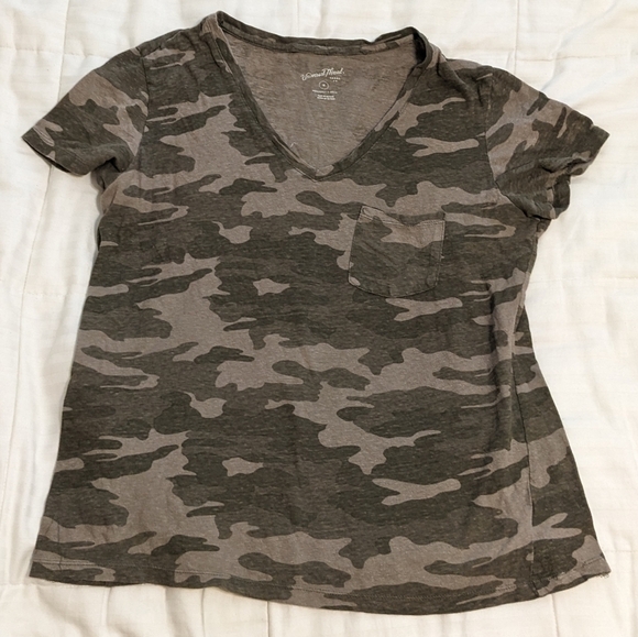 Universal Thread Tops - Universal thread Monterey V-neck tee shirt in camo print size Medium